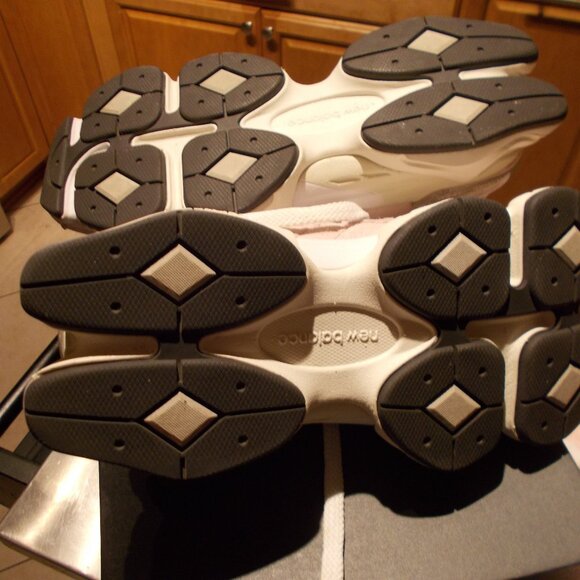 New Balance Women's Blush and Cream 9060 - Picture 3 of 5